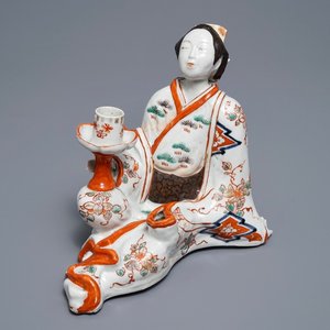 Een Japanse Imari kandelaar in de vorm van een Bijin, Edo, 17/18e eeuw — foto 1