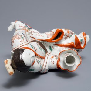 Een Japanse Imari kandelaar in de vorm van een Bijin, Edo, 17/18e eeuw — foto 6