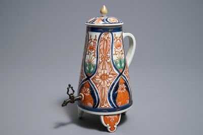 Een Japanse Imari kraantjeskan met deksel, Edo, 18e eeuw