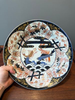 Een Japanse Imari schotel met karpers tussen golven en wolken, Edo, 17e eeuw — foto 1