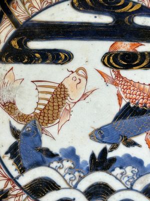 Een Japanse Imari schotel met karpers tussen golven en wolken, Edo, 17e eeuw — foto 2