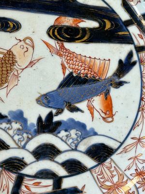 Een Japanse Imari schotel met karpers tussen golven en wolken, Edo, 17e eeuw — foto 4