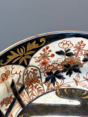 Een Japanse Imari schotel met karpers tussen golven en wolken, Edo, 17e eeuw — foto 5