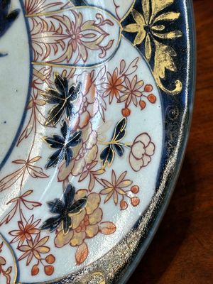 Een Japanse Imari schotel met karpers tussen golven en wolken, Edo, 17e eeuw — foto 6