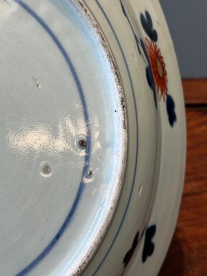 Een Japanse Imari schotel met karpers tussen golven en wolken, Edo, 17e eeuw — foto 9