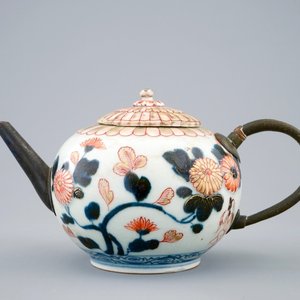 Een Japanse Imari theepot met vervangen tuit en handvat, 18e eeuw — foto 1