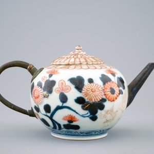 Een Japanse Imari theepot met vervangen tuit en handvat, 18e eeuw — foto 3