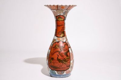 Een Japanse Imari vaas met lakwerk reserves, Meiji, 19e eeuw