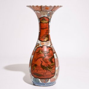 Een Japanse Imari vaas met lakwerk reserves, Meiji, 19e eeuw — foto 1
