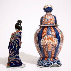 Een Japanse Imari vaas op porseleinen voet en een Kutani model van een bijin, Meiji, 19e eeuw — foto 5