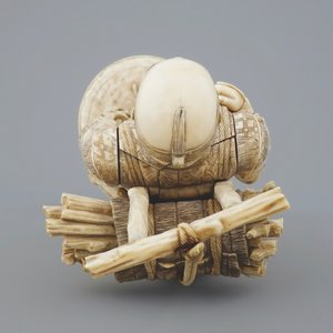 Een Japanse ivoren figuur van een houthakker, Meiji, 19e eeuw — foto 6