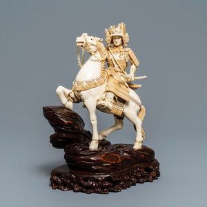 Een Japanse ivoren figuur van een strijder te paard, 1e helft 20e eeuw — foto 1