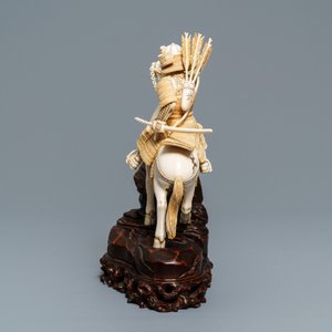 Een Japanse ivoren figuur van een strijder te paard, 1e helft 20e eeuw — foto 3