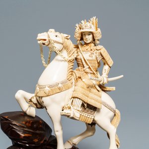 Een Japanse ivoren figuur van een strijder te paard, 1e helft 20e eeuw — foto 6