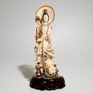 Een Japanse ivoren figuur van Guanyin op een karper, Taisho, ca. 1930, gesigneerd — foto 1