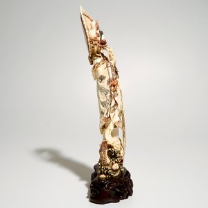 Een Japanse ivoren figuur van Guanyin op een karper, Taisho, ca. 1930, gesigneerd — foto 2
