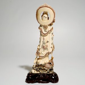 Een Japanse ivoren figuur van Guanyin op een karper, Taisho, ca. 1930, gesigneerd — foto 3