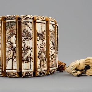 Een Japanse ivoren inro met netsuke, beide gesigneerd, Meiji, 19e eeuw — foto 3