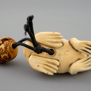 Een Japanse ivoren inro met netsuke, beide gesigneerd, Meiji, 19e eeuw — foto 5