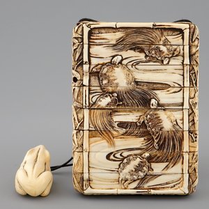 Een Japanse ivoren inro met netsuke, beide gesigneerd, Meiji, 19e eeuw — foto 9