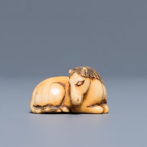 Een Japanse ivoren netsuke in de vorm van een liggend paard, Edo, 18/19e eeuw — foto 2