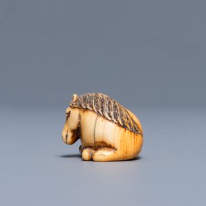 Een Japanse ivoren netsuke in de vorm van een liggend paard, Edo, 18/19e eeuw — foto 3