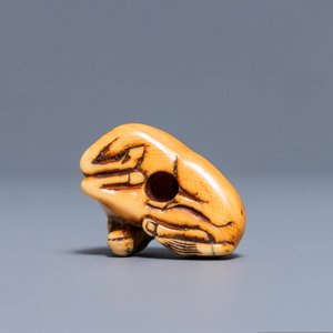 Een Japanse ivoren netsuke in de vorm van een liggend paard, Edo, 18/19e eeuw — foto 6