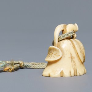 Een Japanse ivoren netsuke in de vorm van een lotusbloem, Edo, 18e eeuw — foto 1