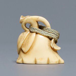 Een Japanse ivoren netsuke in de vorm van een lotusbloem, Edo, 18e eeuw — foto 4