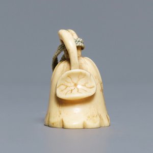 Een Japanse ivoren netsuke in de vorm van een lotusbloem, Edo, 18e eeuw — foto 5