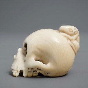 Een Japanse ivoren netsuke in de vorm van een schedel, Meiji/Showa, 19/20e eeuw — foto 5