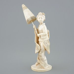 Een Japanse ivoren okimono, dame met parasol, 19e eeuw — foto 1