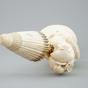Een Japanse ivoren okimono, dame met parasol, 19e eeuw — foto 6