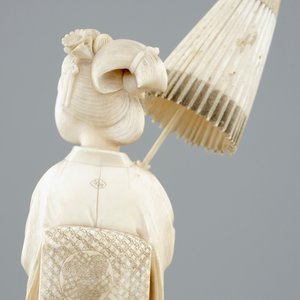 Een Japanse ivoren okimono, dame met parasol, 19e eeuw — foto 7