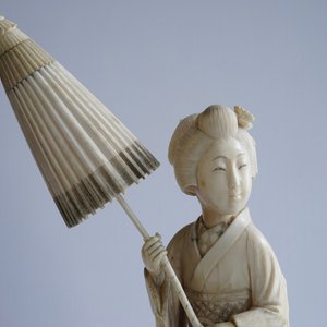 Een Japanse ivoren okimono, dame met parasol, 19e eeuw — foto 9