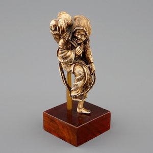 Een Japanse ivoren okimono van een dame met honden, Meiji, 19e eeuw — foto 1