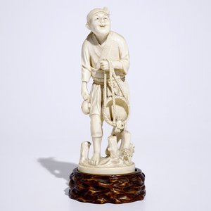 Een Japanse ivoren okimono van een visser op houten sokkel, Meiji, 19e eeuw, gesigneerd — foto 1
