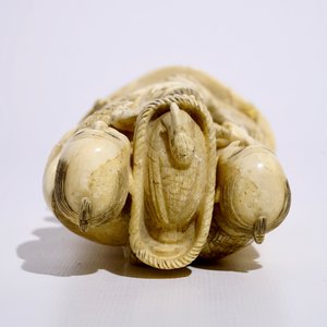 Een Japanse ivoren okimono van vogelvangers, Meiji, begin 20e eeuw, gesigneerd — foto 6