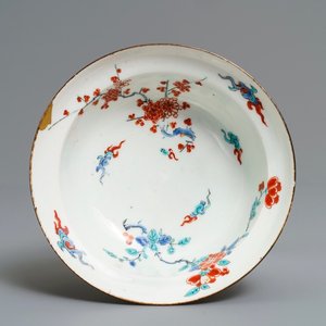 Een Japanse Kakiemon kom met floraal decor, Edo, 18e eeuw — foto 1