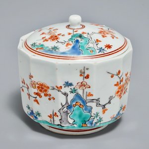 Een Japanse Kakiemon suikerpot met deksel, Edo, 17/18e eeuw — foto 1