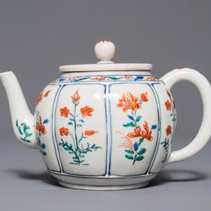 Een Japanse Kakiemon theepot met deksel, Edo, 17e eeuw — foto 2