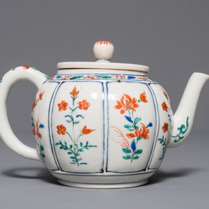 Een Japanse Kakiemon theepot met deksel, Edo, 17e eeuw — foto 4