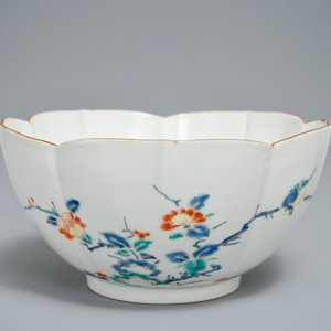 Een Japanse lotusvormige Kakiemon kom met spelende jongens, Edo, 17e eeuw — foto 2
