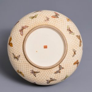 Een Japanse Satsuma kom met vlinders in een net, Meiji, 19e eeuw — foto 2