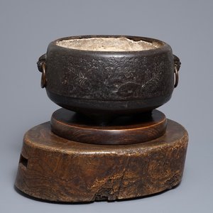 Een Japanse smeedijzeren furogama met reliëfdecor op houten voet, Edo/Meiji, 18/19e eeuw — foto 1
