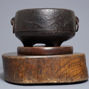 Een Japanse smeedijzeren furogama met reliëfdecor op houten voet, Edo/Meiji, 18/19e eeuw — foto 4