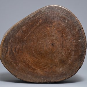 Een Japanse smeedijzeren furogama met reliëfdecor op houten voet, Edo/Meiji, 18/19e eeuw — foto 6