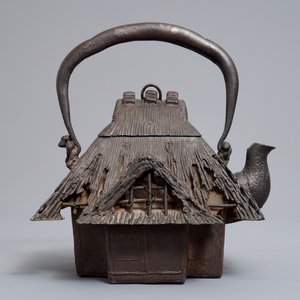 Een Japanse smeedijzeren tetsubin in de vorm van een hut, Meiji, 19e eeuw — foto 2