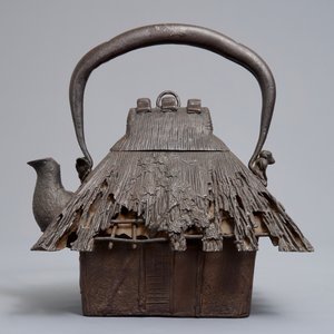 Een Japanse smeedijzeren tetsubin in de vorm van een hut, Meiji, 19e eeuw — foto 4