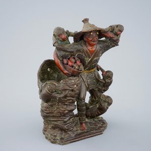 Een Japanse terracotta okimono van een fruitverkoper met apen, Edo/Meiji, 18/19e eeuw — foto 1
